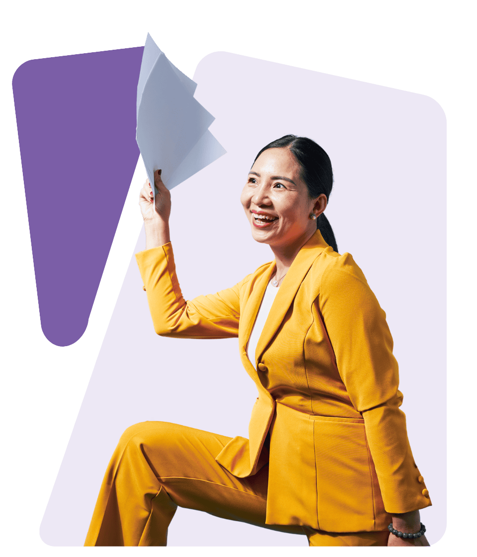 Profissional analisando apólice de seguro garantia — Brunhani Corretora